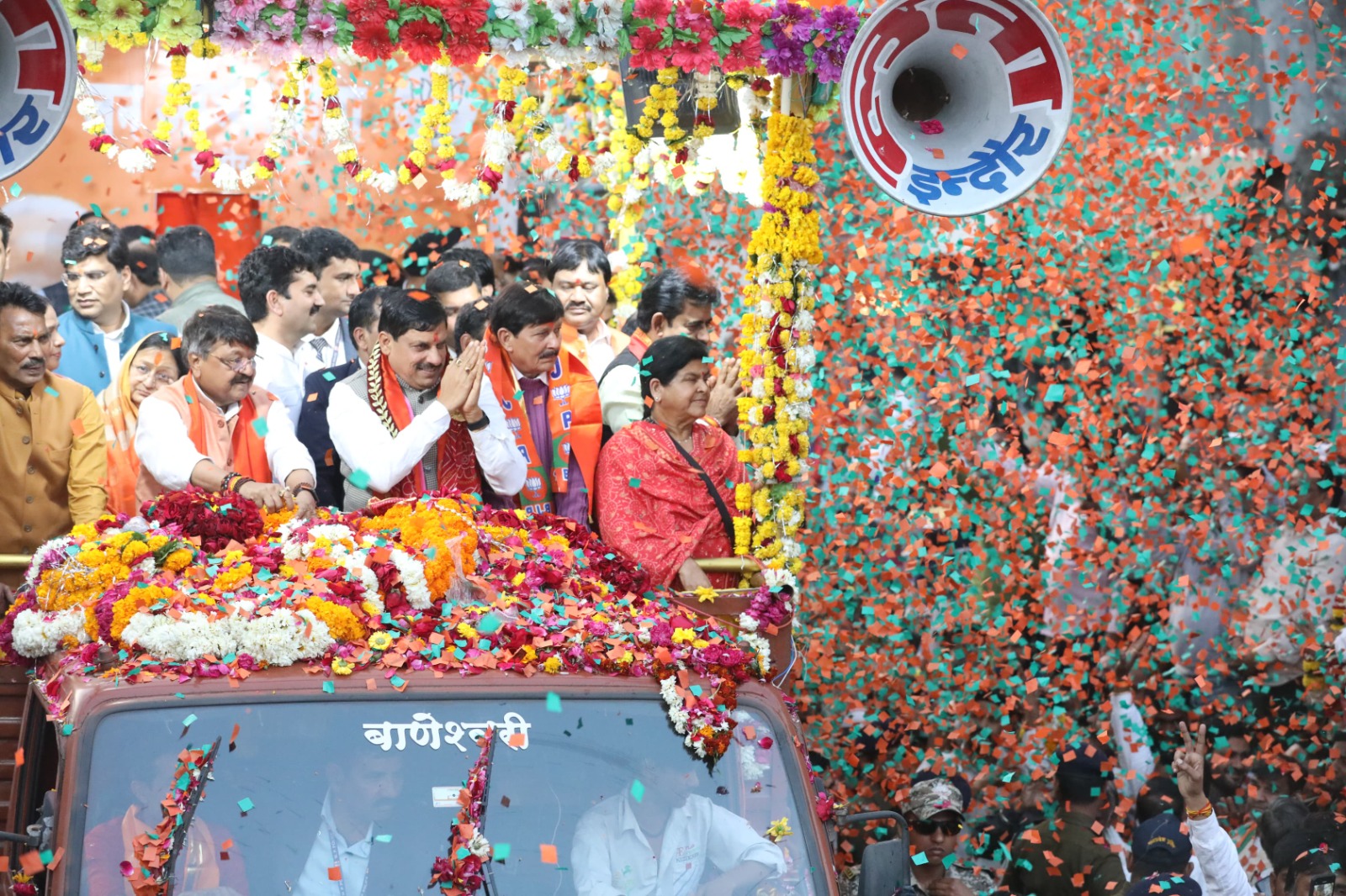 मुख्यमंत्री की जन-आभार यात्रा में उमड़ा जन-सैलाब जय श्री राम के नारों से गुंजायमान राजबाड़ा इंदौर मप्र के मुख्यमंत्री डॉ मोहन यादव ने इंदौर में आज आभार यात्रा की। मुख्यमंत्री ने रोड शो बड़ा गणपति से शुरू किया। यहाँ से उनका काफिला राजबाड़ा पहुंचा। मुख्यमंत्री के रथ में नगरीय प्रशासन मंत्री कैलाश विजयवर्गीय, जल सनसाधान मंत्री तुलसी सिलावट, सांसद शंकर लालवानी, विधायक उषा ठाकुर, रमेश मेंदोला, महापौर पुष्यमित्र भार्गव, भाजपा नेता गोपी नेमा, सुदर्शन गुप्ता और अन्य थे। बड़ा गणपति से राजबाड़ा तक डेढ़ किलोमीटर लंबा रोड शो भगवा मयी था। जगह भगवा झंडे, श्री राम के नारों से शहर गुंजायमान था। कार्यकर्ताओं ने सैकड़ों स्वागत मंच लगाए थे। क्रेन से आए हनुमान ने किया कमल भेंट राजबाड़ा पर लगे एक मंच से क्रेन से आए हनुमान ने मुख्यमंत्री को कमल भेंट किया, जिस पर डॉ यादव ने हनुमान के चरण स्पर्श किए। जिस तरह काफिला आगे बढ़ रहा था, वैसे- वैसे आतिशबाज़ी तेज हो रही थी। राम-सीता और वानर सेना बने आकर्षण का केंद्र खजूरी बाजार में भाजपा नेता जीतू यादव के मंच पर राम-सीता और वानर सेना मौजूद थी जो दर्शकों के आकर्षण का केंद्र थी। दर्शक जहां उनके साथ सेल्फी ले रहे थे, वहीं वानर सेना नृत्य में मस्त थी। 350 करोड़ की लागत से बने एलिवेटेड कॉरिडोर का किया भूमिपूजन सीएम ने राजबाड़ा पर अहिल्या माता की प्रतिमा पर माल्यार्पण किया। इसके बाद मुख्यमंत्री ने ने ₹350 करोड़ की लागत से निर्मित होने वाले एलिवेटेड कॉरिडोर का भूमिपूजन किया। एलिवेटेड कॉरिडोर एमआर-9 जंक्शन से शुरू होकर होलकर कॉलेज से पहले तक 7.43 किमी लंबाई में बनेगा। चौड़ाई 15.5 मीटर होगी। इसे बनाने का काम अहमदाबाद की कंपनी को दिया है। दो साल में इसका निर्माण करना होगा। मुख्यमंत्री की जन-आभार यात्रा में उमड़ा जन-सैलाब जय श्री राम के नारों से गुंजायमान राजबाड़ा