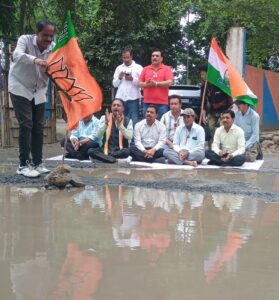 इंदौर:स्वच्छता में नंबर वन, लेकिन सड़कों की हालत जीरो — कांग्रेस ने गड्ढों में बैठकर गाया भजन