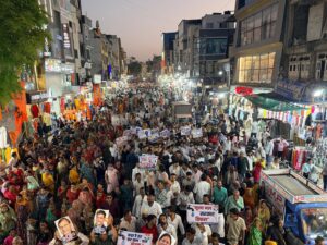 इंदौर में जल संकट: नेताओं के मुखौटे लगाकर कॉंग्रेस का प्रदर्शन