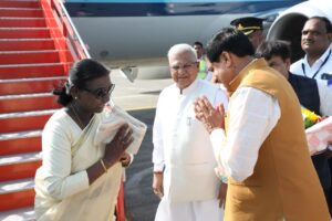 राष्ट्रपति द्रौपदी मुर्मू पांच दिवसीय मध्यप्रदेश प्रवास पर इंदौर पहुंचीं