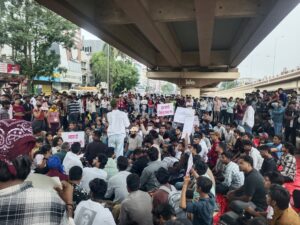 दिल्ली में लाठीचार्ज, इंदौर में तेज हुआ छात्र आंदोलन
